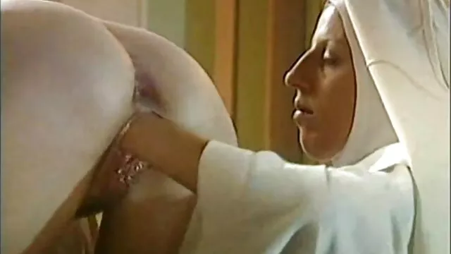 Une rousse française se fait pilonner le cul film de sexe amateur