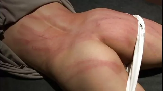 magnifique fille film x amteur de 49 ans chevauche un gode