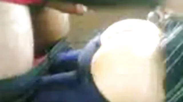 Vraie pute dans des filets extrait x amateur gratuit de pêche pilonnée grossièrement par un touriste