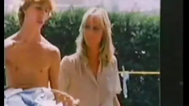 Belle ado russe joue film amateur pornographique avec sa chatte
