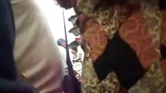 Épaisse fille blanche aux gros seins suce une bite interraciale noire avant de film de sex amateur baiser