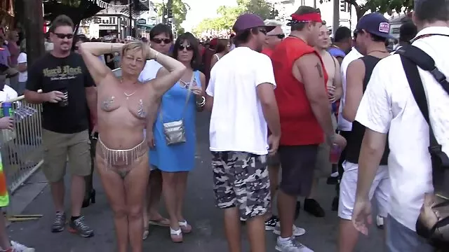 Caméra cachée videoamateur gratuit dans un lit de bronzage public