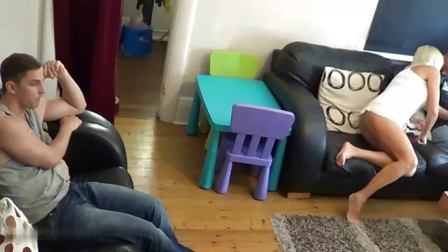 Busty Autumn se films amateur sexe masturbe dans la baignoire