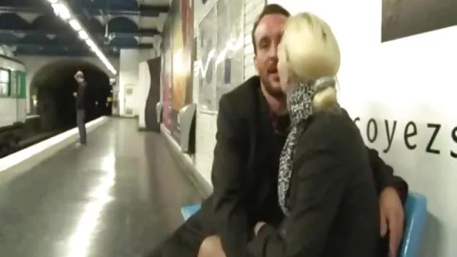 Fellation video sexe porno amateur dans le parking avec invité!