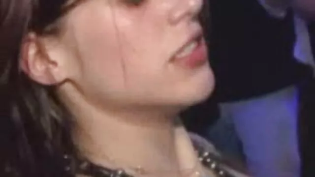 Plantureuse blonde a la chatte humide serrée doigts puis léché super porno amateur par un goujon