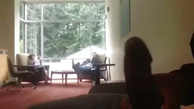 Fille choisie dans un train et pénétrée dans la bouche et la film sexe amateur chatte