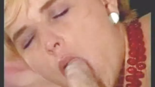 2 colocataires sexy partagent une film porno amateur bite