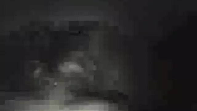 Jolie ado chaude jouant avec sa brosse à cheveux - sexe porno amateur francais corps incroyable