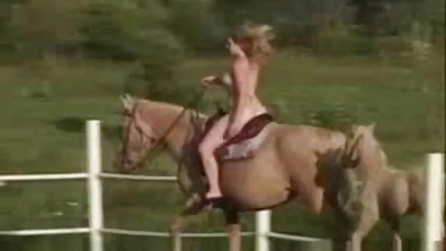 Gode ​​dans video x amateur gratuit sa chatte rasée